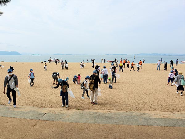 Clean-up activities at Shibukawa Beach (Okayama Plant)